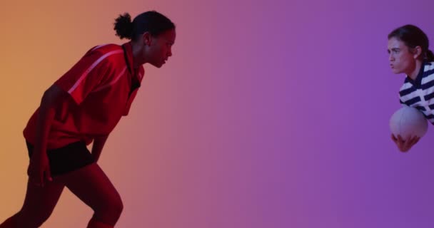 Különböző Női Rögbi Játékosok Rögbiznek Neon Rózsaszín Világítás Felett Sport — Stock videók