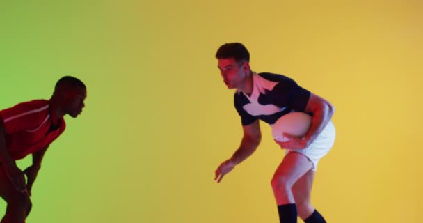 Zróżnicowane Męskie Rugby Graczy Rugby Piłkę Gra Nad Żółtym Oświetleniem — Wideo stockowe