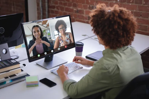 Multiracionális Női Kollégák Videóhívással Egy Kétkezi Üzletemberrel Aki Irodában Változatlan — Stock Fotó