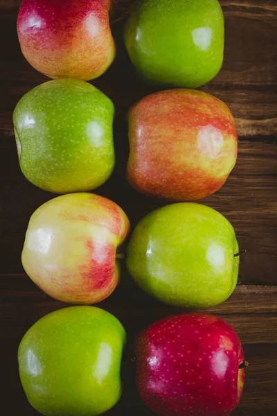 Rote Und Grüne Äpfel Auf Holztisch — Stockfoto
