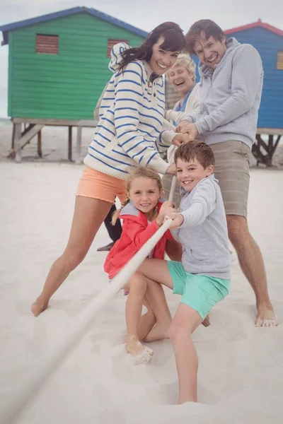 Familie Spelen Touwtrekken Strand — Stockfoto