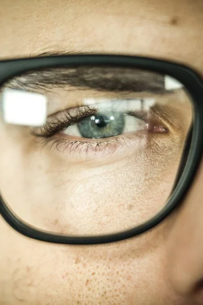 Imagen Recortada Del Hombre Usando Anteojos —  Fotos de Stock