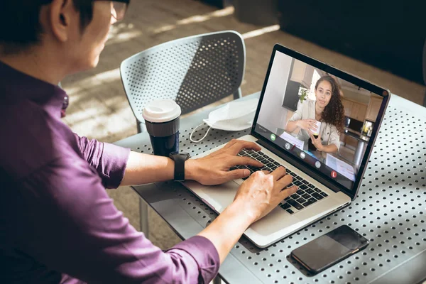 Empresario Asiático Discutiendo Trabajo Con Una Colega Través Videollamada Ordenador —  Fotos de Stock