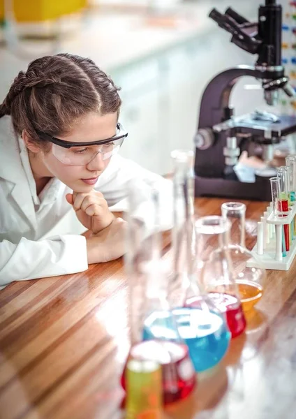 Científico Mirando Solución Química Laboratorio —  Fotos de Stock