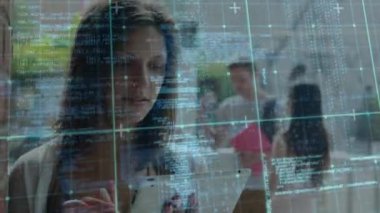 Tarayıcı ve ızgarada veri işleme animasyonu. Yapım işi dijital arayüz teknolojisi ve dijital olarak oluşturulmuş iletişim konsepti.