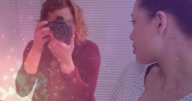 Beyaz erkek fotoğrafçıya karşı parlayan noktalar açık havada kadın modellerin resimlerini çekiyor. dünya fotoğraf günü farkındalık kavramı