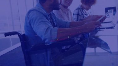 Kafkas doktorların dizüstü bilgisayarı kullanarak karelerin animasyonu. Küresel işletme finans ekonomisi ve teknoloji kavramı dijital olarak oluşturulmuş video.