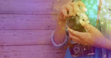 Dijital fotoğraf makinesini tutan kadın fotoğrafçının orta kısmında parlıyordu. dünya fotoğraf günü farkındalık kavramı