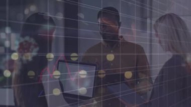 Ofiste çalışan iş adamları üzerinde finansal veri işleme animasyonu. Küresel iş bağlantıları ve dijital arayüz konsepti dijital olarak oluşturulmuş video.