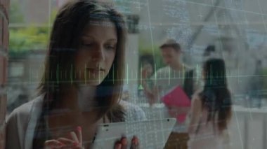 Ofisteki iş adamları üzerinden bağlantı ağının animasyonu. Küresel iş bağlantıları ve veri işleme kavramı dijital olarak oluşturulmuş video.