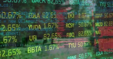 Bilgisayarda finansal veri işleme animasyonu ve arka planda finansal veri işleme stoku. Küresel veri işleme ve dijital arayüz kavramı dijital olarak oluşturulmuş video.