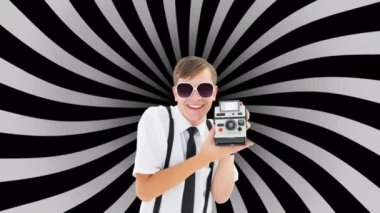 Siyah ve gri radyal arka planda elinde fotoğraf makinesi olan beyaz bir adamın portresi. dünya fotoğraf günü farkındalık kavramı