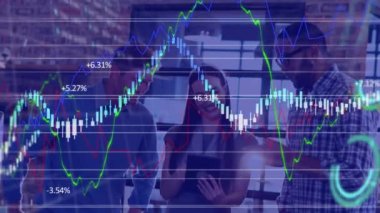 Mali veriler ve grafikler mavi arka plan finans ve Amerikan konseptine karşı. Küresel iş bağlantıları dijital arayüz ve teknoloji konsepti dijital olarak oluşturulmuş video.