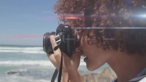 Ljuspunkt Mot Afrikansk Amerikansk Kvinnlig Fotograf Klicka Bilder Med Digitalkamera — Stockvideo