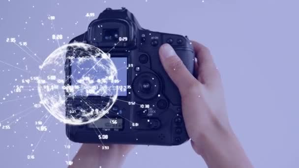 Globus Sieci Połączeń Obracających Się Przeciwko Zbliżeniu Ręki Trzymającej Kamerę — Wideo stockowe