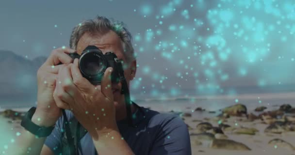 蓝色发光斑与高加索资深男性摄影师相对照 用数码相机点击图片 世界摄影日认识概念 — 图库视频影像
