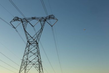 Akşam elektrik pilon siluet