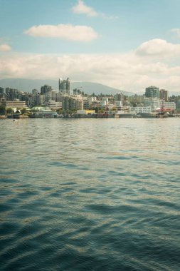 Şehirde Nehri sahilinde manzarası