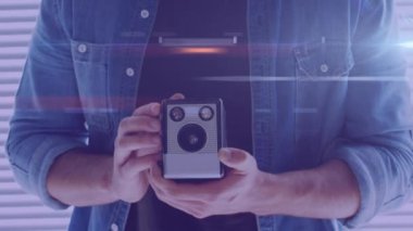 Elinde retro kamera olan erkek fotoğrafçının orta kısmına karşı ışık izleri. dünya fotoğraf günü farkındalık kavramı