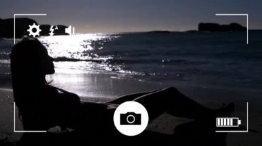 Sahilde güneşlenen beyaz bir kadına karşı dijital kamera arayüzü. dünya fotoğraf günü farkındalık kavramı