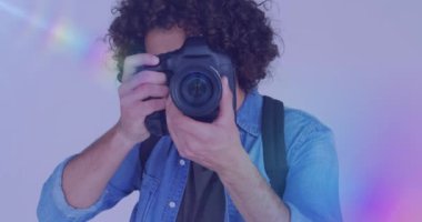 Afrikalı Amerikalı erkek fotoğrafçıya karşı bir ışık lekesi dijital kamerayla fotoğraf çekiyor. dünya fotoğraf günü farkındalık kavramı