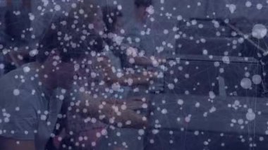 Şehir manzarasında azalan sayılar ve güvenlik kalkanı animasyonu. Dijital arayüz ve teknoloji kavramının dijital olarak oluşturulduğu küresel eğitim veri işlemesi.