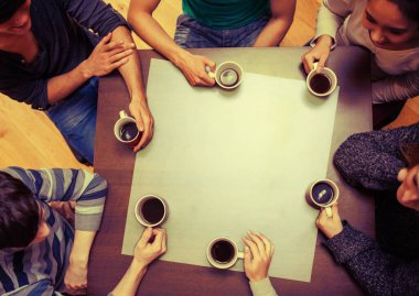 Öğrenciler college kafede kahve içme masa etrafında oturmuş