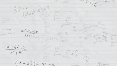 Matematiksel denklemler üzerinde defter animasyonu. Küresel eğitim ve dijital arayüz kavramı dijital olarak oluşturulmuş video.
