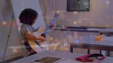 Okuldaki farklı okul çocuklarına davul çalan adamın animasyonu. Küresel eğitim ve dijital arayüz kavramı dijital olarak oluşturulmuş video.