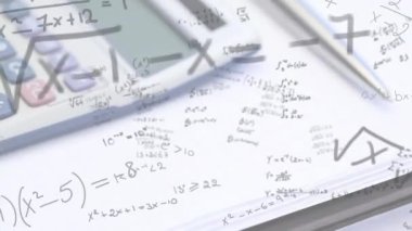 Matematiksel denklemler üzerinde kalem animasyonu. Küresel eğitim ve dijital arayüz kavramı dijital olarak oluşturulmuş video.
