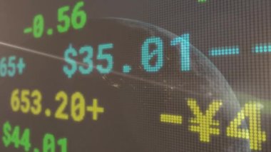 Dünya çapında ışık yolları olan borsa animasyonları. Teknoloji, bilgisayar ve dijital arayüz kavramı dijital olarak oluşturuldu.