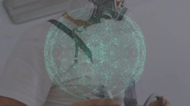 Maske takan, sprey boyayla araba boyayan beyaz tenli tamircinin üzerindeki noktaları birleştirme animasyonu. Dijital bileşik, çoklu pozlama, işgal, küçük işletme, otomobil endüstrisi, yenileme.