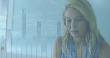 Kafkas iş kadınının ofisinde veri işleme animasyonu. Küresel iş ve dijital arayüz kavramı dijital olarak oluşturulmuş video.