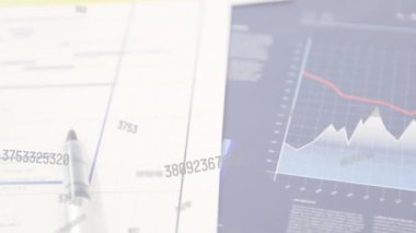 Bilgisayarı kullanarak doktorlardan veri işleme. Küresel iş dünyası dijital arayüz teknolojisi ve dijital olarak oluşturulan ağ konsepti.