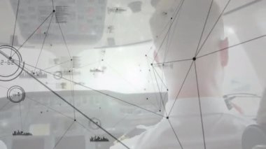 Kafkas havayolu pilotları üzerinden veri işleme ağı bağlantılarının animasyonu. Küresel ulaşım, bağlantılar ve dijital arayüz konsepti dijital olarak oluşturulmuş video.