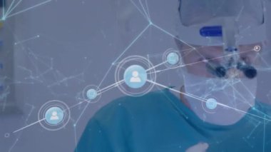 Çeşitli cerrahlar üzerindeki simgelerle bağlantı ağının animasyonu. Küresel tıp, teknoloji ve dijital arayüz kavramı dijital olarak oluşturulmuş video.