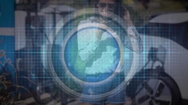 Beyaz bir kadının araba şarj istasyonunda telefon kullanması, Hud 'un şebeke desenli animasyonu. Dijital bileşik, çoklu pozlama, ulaşım, sürdürülebilir enerji, elektrikli araç, teknoloji.