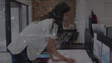 Kafkas iş kadınının ofisinde veri işleme animasyonu. Küresel iş ve dijital arayüz kavramı dijital olarak oluşturulmuş video.