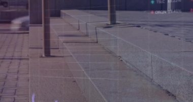 Sokaklarda yürüyen farklı insanlar üzerinde finansal veri işleme animasyonu. Küresel finansman, yaşam tarzı ve dijital arayüz kavramı dijital olarak oluşturulmuş video.