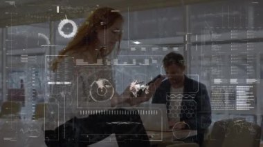 Tablet kullanan beyaz iş adamları üzerinde veri işleme animasyonu. Küresel iş ve dijital arayüz kavramı dijital olarak oluşturulmuş video.