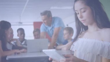 Matematiksel denklemlerin öğretmenle farklı okul öğrencileri üzerindeki animasyonu. Küresel eğitim ve dijital arayüz kavramı dijital olarak oluşturulmuş video.