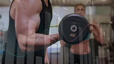 Spor salonunda egzersiz yapan beyaz bir çiftin finansal veri işleme animasyonu. Dijital olarak oluşturulan küresel finans, spor ve dijital arayüz kavramı.