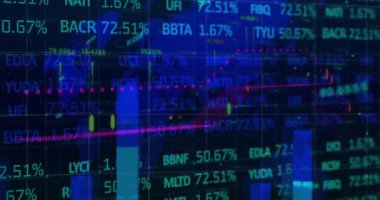 Finansal veri işlemenin animasyonu ve kara fon üzerinde dünya haritası üzerinde borsa. Küresel teknoloji, finans ve dijital arayüz kavramı dijital olarak oluşturulmuş video.