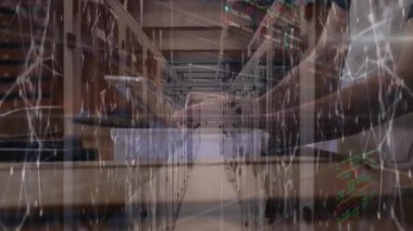 Tablet kullanan çeşitli iş adamları üzerinden sunucu odasıyla veri işleme animasyonu. Küresel teknoloji, iş ve dijital arayüz kavramı dijital olarak oluşturulmuş video.