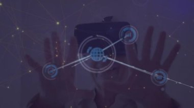 VR kulaklık kullanan beyaz adamın üzerindeki simgelerle bağlantı ağının animasyonu. Küresel teknoloji, bağlantılar ve dijital arayüz konsepti dijital olarak oluşturulmuş video.