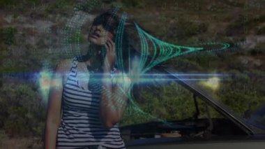 Melez bir kadının bozuk bir araçla telefonda konuşmasının verileri eşliğinde dönen şablon animasyonu. Dijital bileşik, çoklu pozlama, soyut, macera, ulaşım, kazalar ve felaketler.