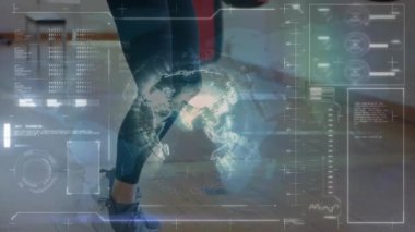 Beyaz kadın sporcunun ip atlama üzerine veri işleme animasyonu. Küresel iş, spor ve dijital arayüz kavramı dijital olarak oluşturulmuş video.