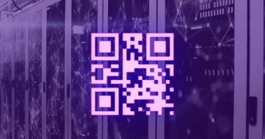 QR kodunun animasyonu ve sunucu odasındaki bağlantı ağı. Küresel teknoloji, bağlantılar ve dijital arayüz konsepti dijital olarak oluşturulmuş video.