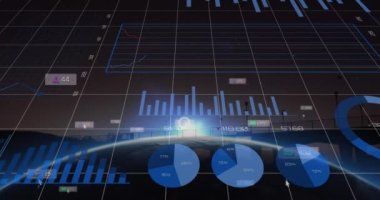 Dünya çapında simgeler ve numaralarla finansal veri işleme animasyonu. Küresel iş, bilgisayar ve dijital arayüz kavramı dijital olarak oluşturulmuş video.