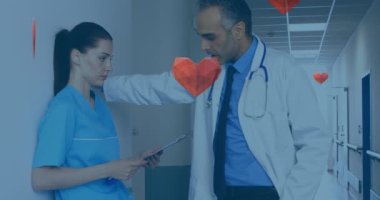 Çeşitli doktorların konuştuğu kalp ikonlarının canlandırılması. Küresel tıp ve dijital arayüz kavramı dijital olarak oluşturulmuş video.